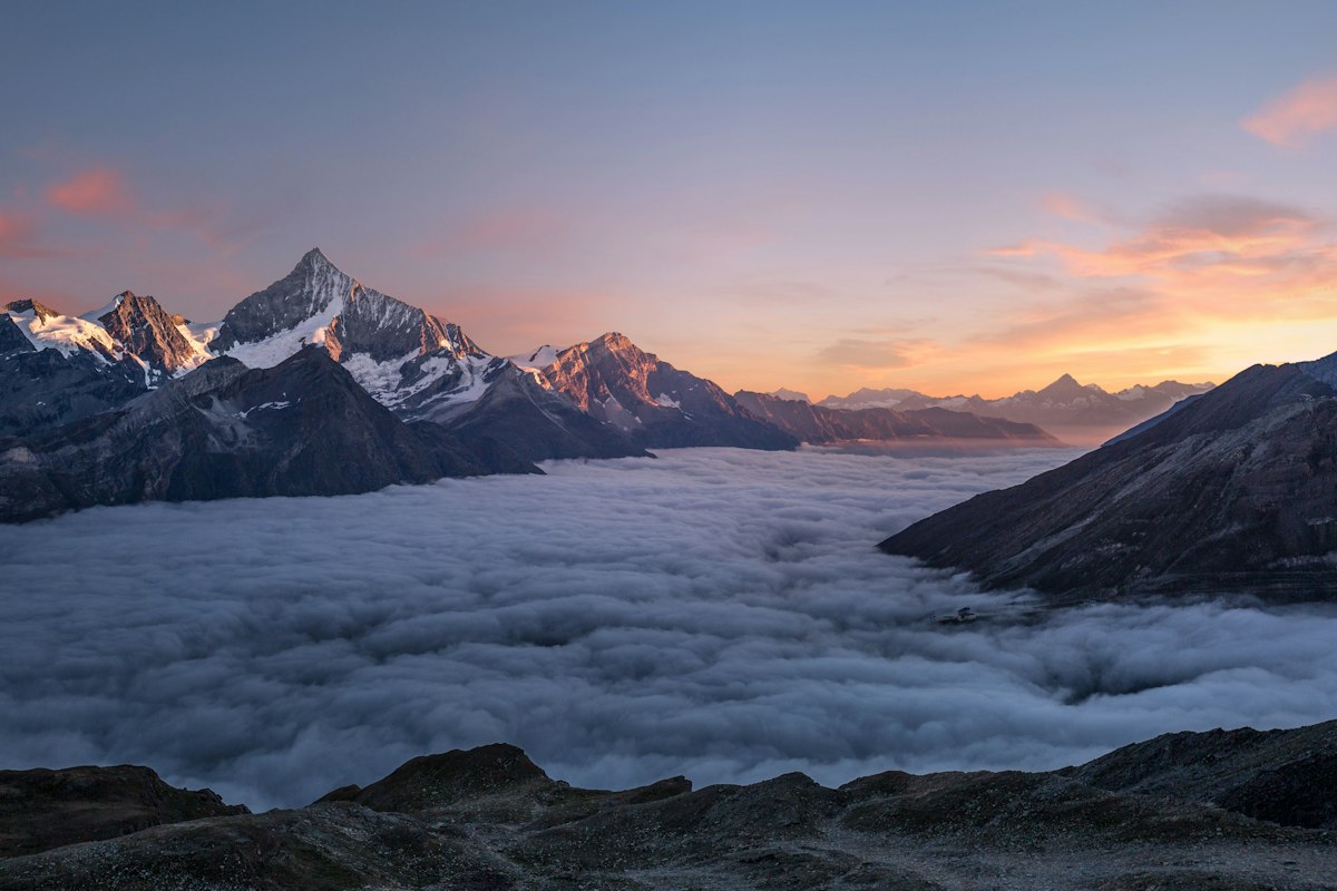 Cordillera sobre un mar de nubes al atardecer