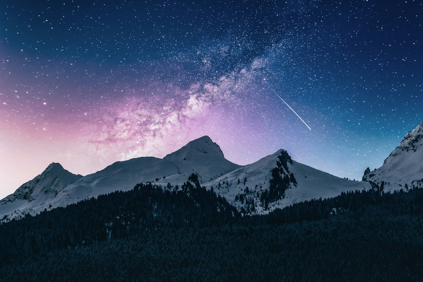 Cielo estrellado sobre montañas durante una ceremonia nocturna
